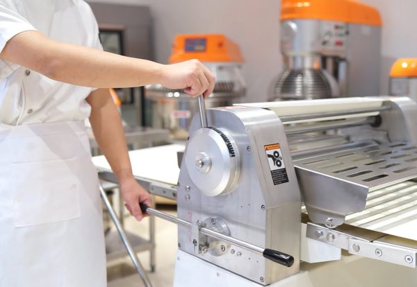 Cut all types of dough quickly with a commercial dough sheeter